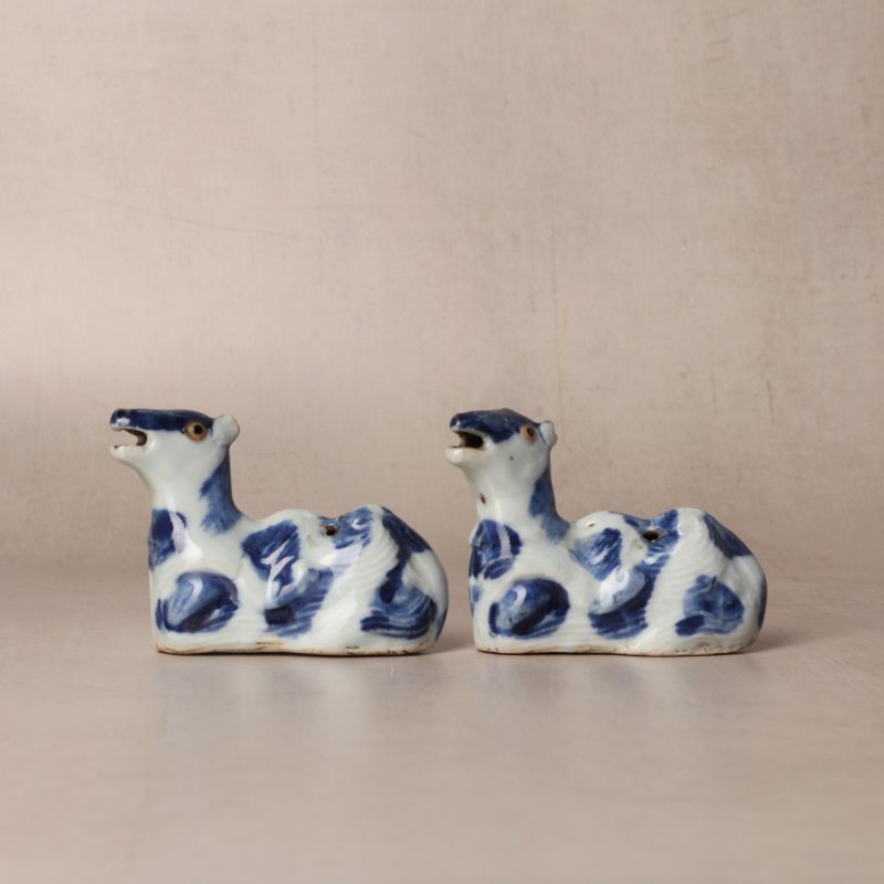 明天啟 青花雙峰駱駝形水滴一對 | Santos Collection | A pair of rare Chinese blue and white 'Bactrian camel' water droppers, Ming dynasty, Tianqi period - 图1