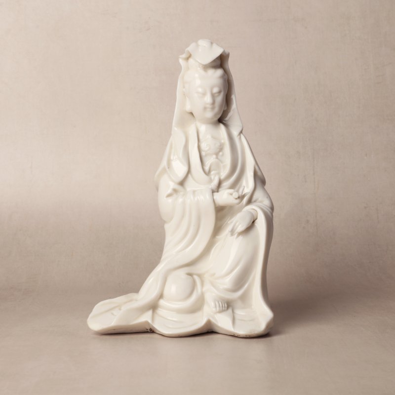 清十八世紀 德化白釉觀音坐像 | Santos Collection | A Chinese dehua figure of Guanyin, Qing dynasty, 18th century - 图1