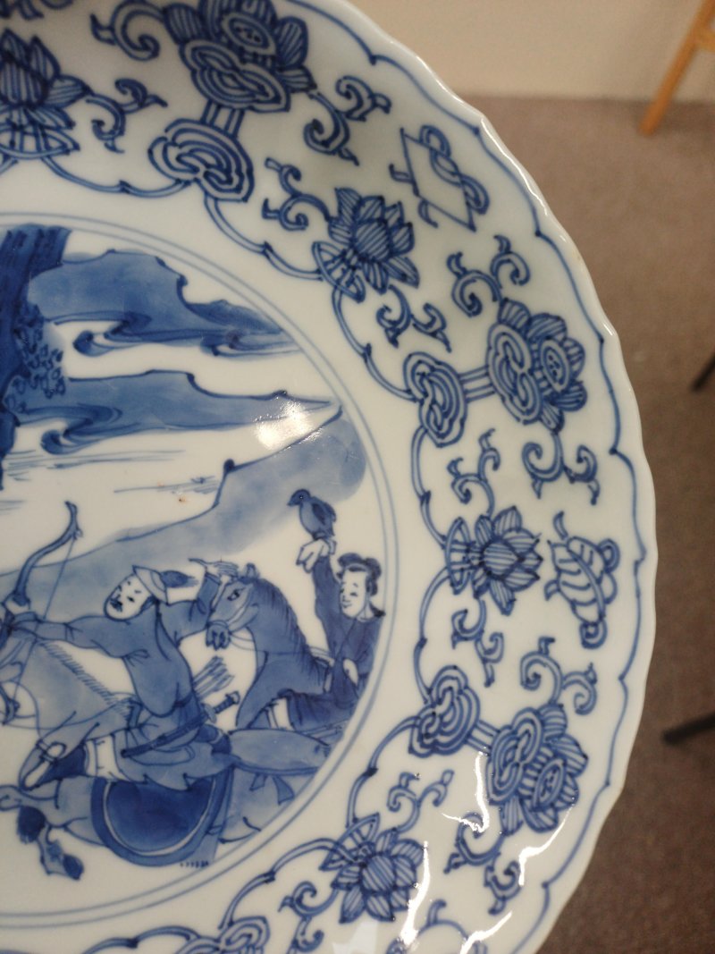 清康熙 青花狩獵圖盤 《大明成化年製》款 | Santos Collection | A Chinese blue and white 'hunting scene' dish, Qing dynasty, Kangxi period - 图4