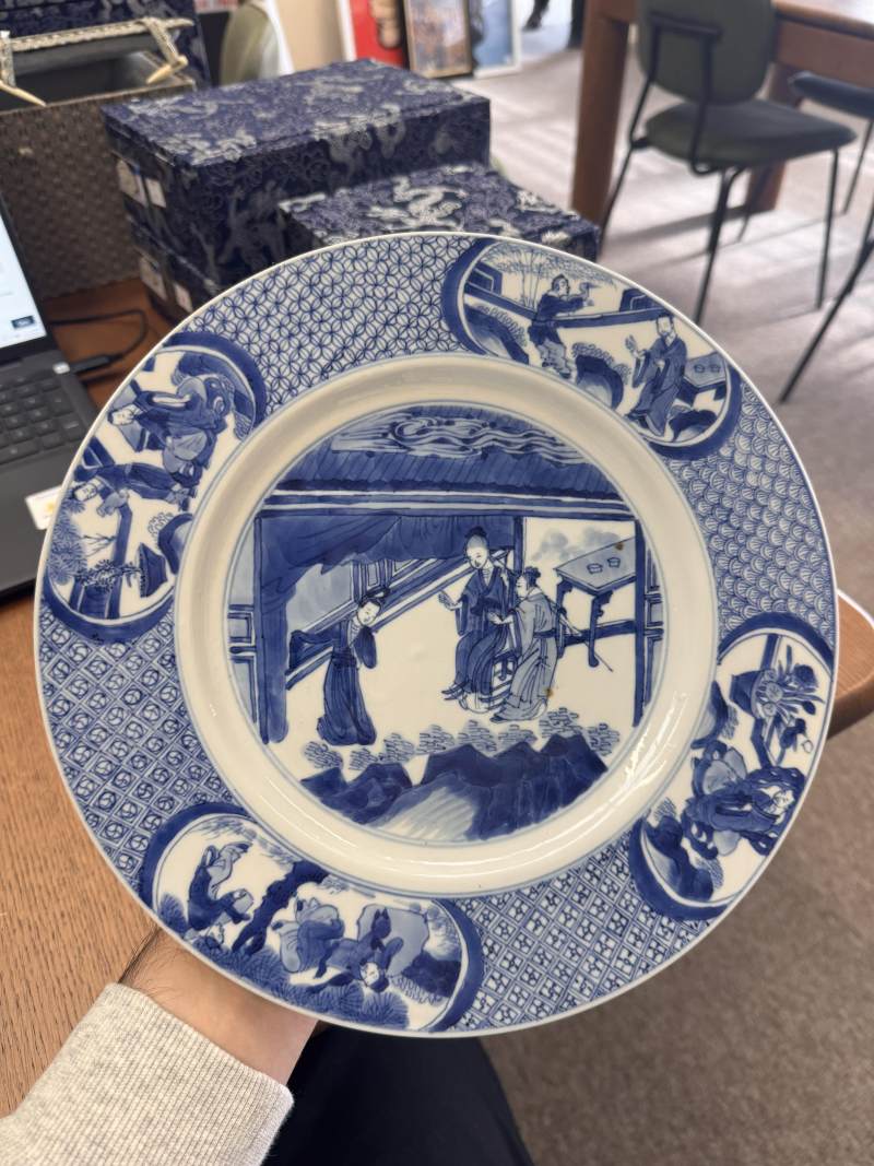 清康熙 青花人物圖盤 《大清康熙年製》款 | Santos Collection | A fine Chinese blue and white 'figural' dish, Qing dynasty, Kangxi mark and of the period - 图9