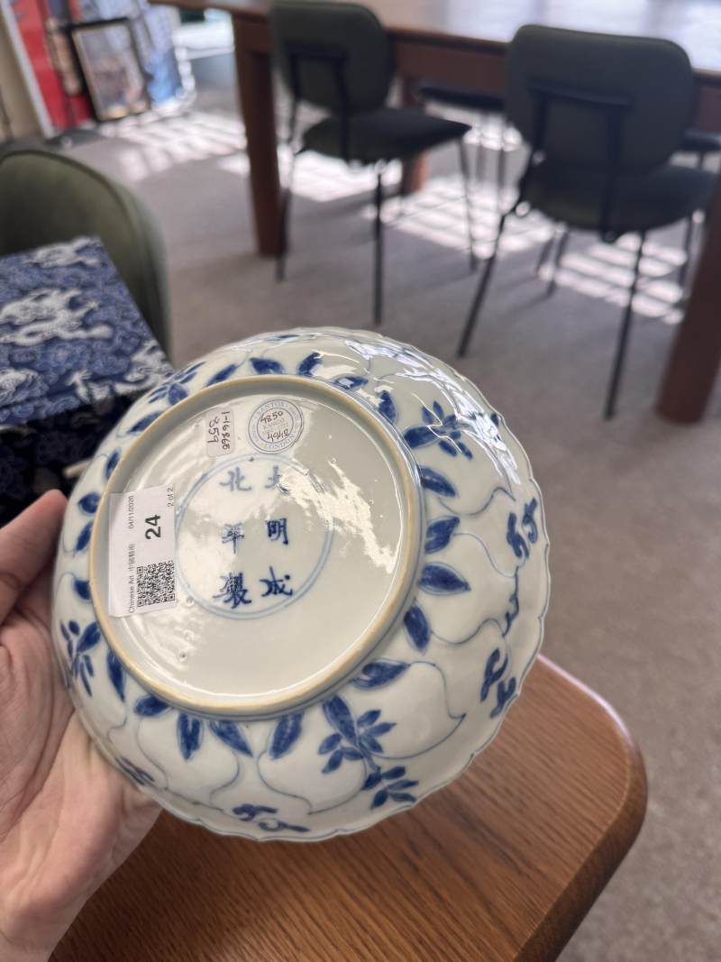 清康熙 青花模印仕女圖盤一對 | Santos Collection | Two Chinese blue and white moulded 'ladies' dishes, Qing dynasty, Kangxi period - 图14