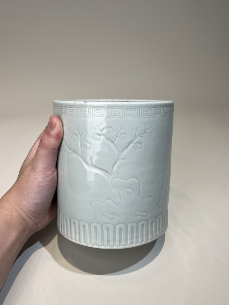 清 粉青釉暗刻岁寒三友纹笔筒 - 图2