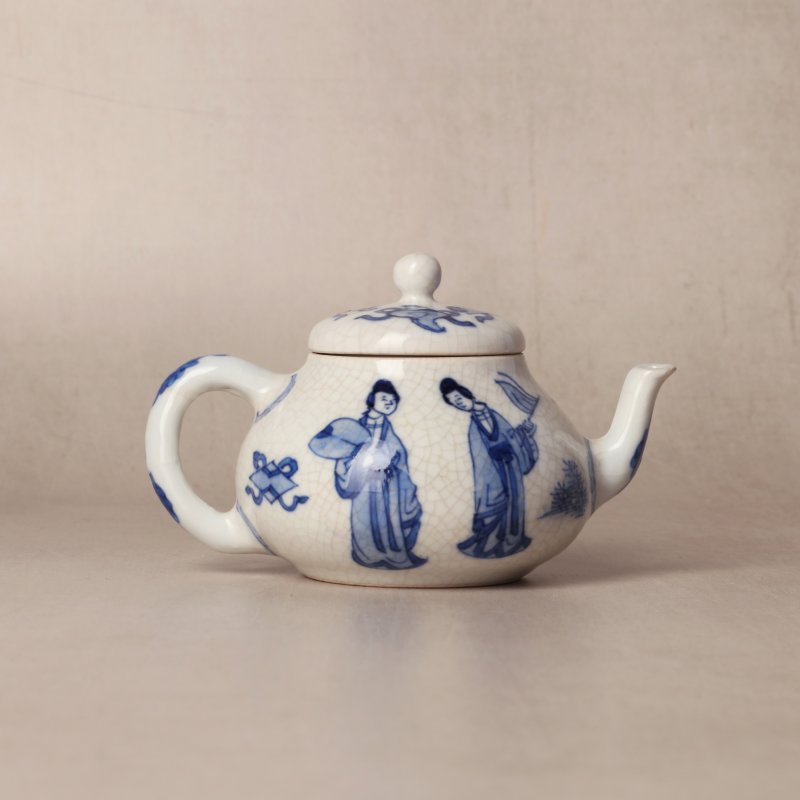 清康熙 漿胎青花仕女圖小茶蓋壺 《玉》款 | Santos Collection | A small Chinese soft-paste blue and white teapot and cover, Qing dynasty, Kangxi period - 图3
