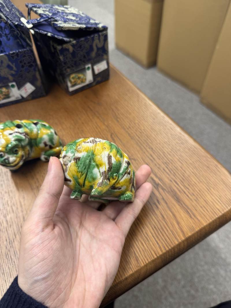 清康熙 卵白綠釉瑞獸像一對 | Santos Collection | A pair of Chinese egg and spinach-glazed 'mythical beast' figures, Qing dynasty, Kangxi period - 图9