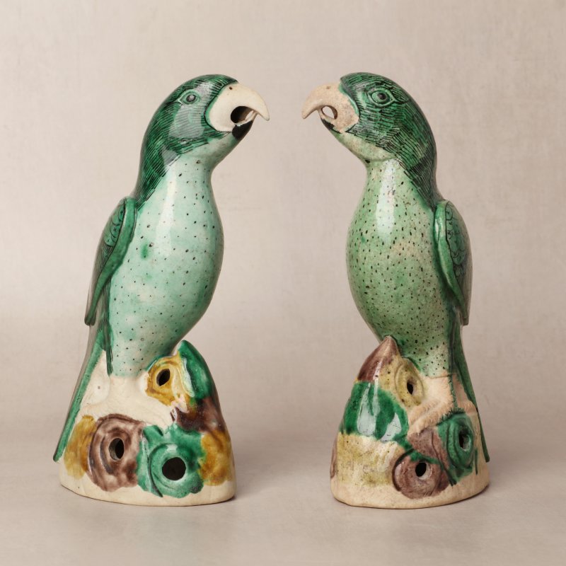 清康熙 素三彩鸚鵡擺件一對 | A pair of Chinese famille-verte biscuit parrot figures, Qing dynasty, Kangxi period - 图1