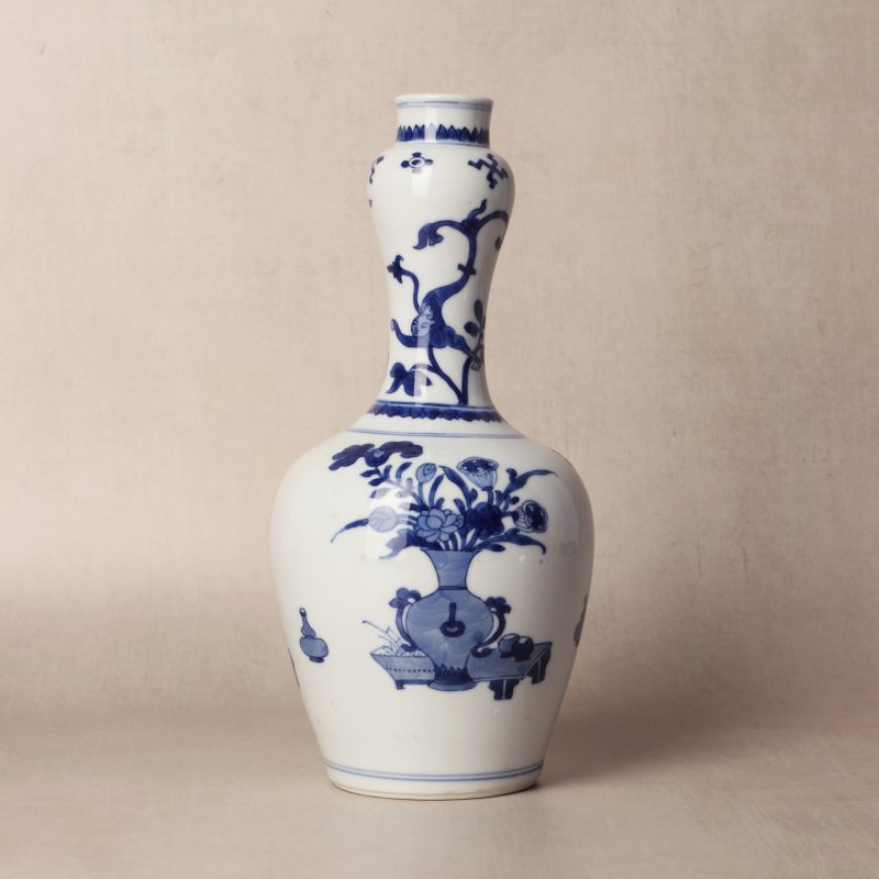 清康熙 青花花卉紋蒜頭瓶 | Santos Collection | A Chinese blue and white garlic-mouth vase, Qing dynasty, Kangxi period - 图12