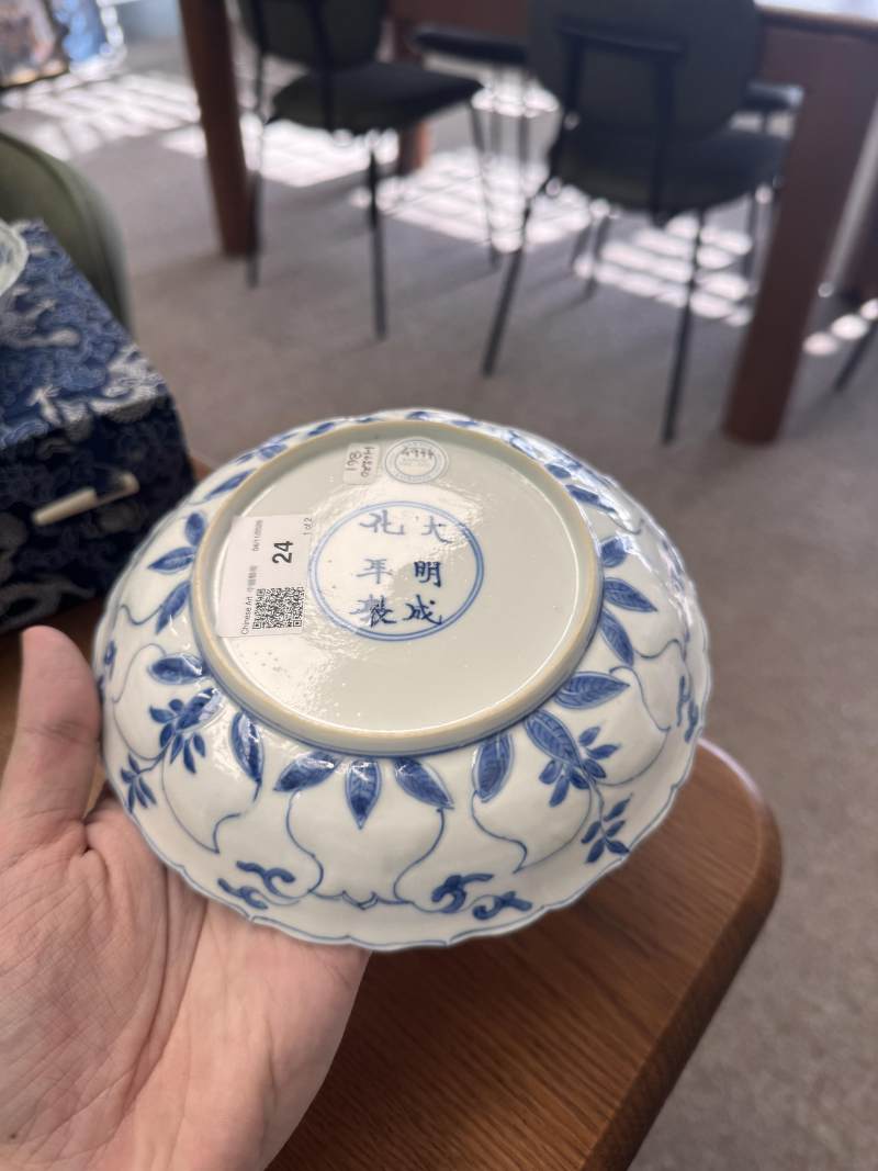 清康熙 青花模印仕女圖盤一對 | Santos Collection | Two Chinese blue and white moulded 'ladies' dishes, Qing dynasty, Kangxi period - 图4