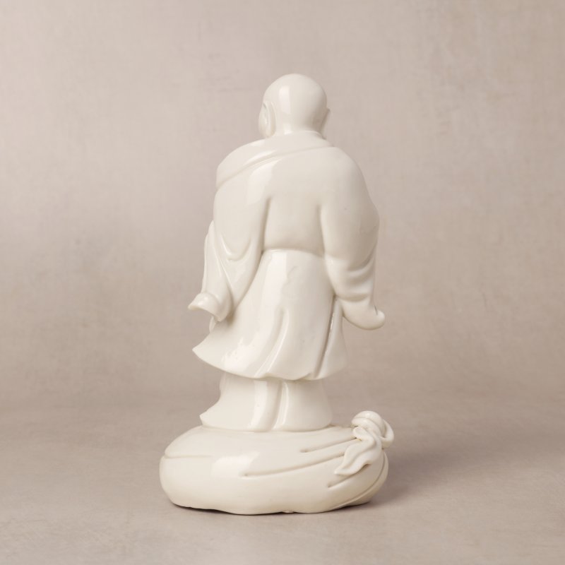 晚清 德化窯白釉布袋和尚立像 《何朝春製》款 | A Chinese blanc-de-chine figure of Budai, late Qing dynasty, He Chaochun mark - 图3