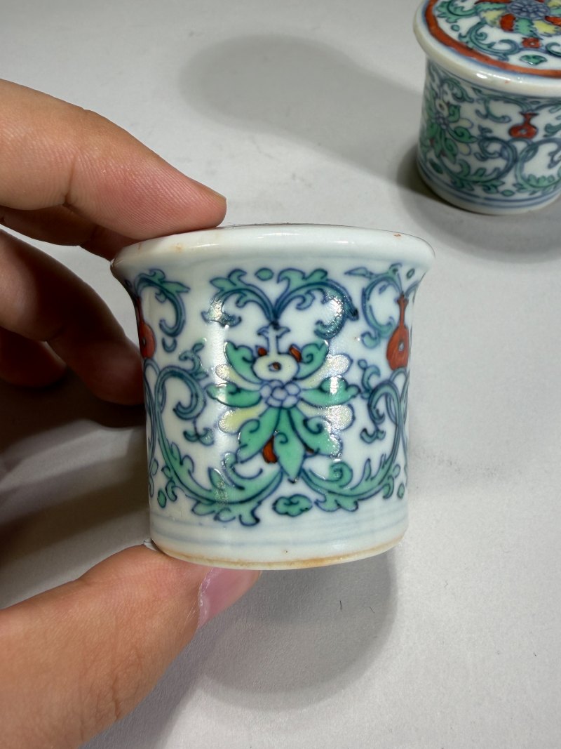 清雍正 斗彩缠枝花卉纹轴头一对 - 图3