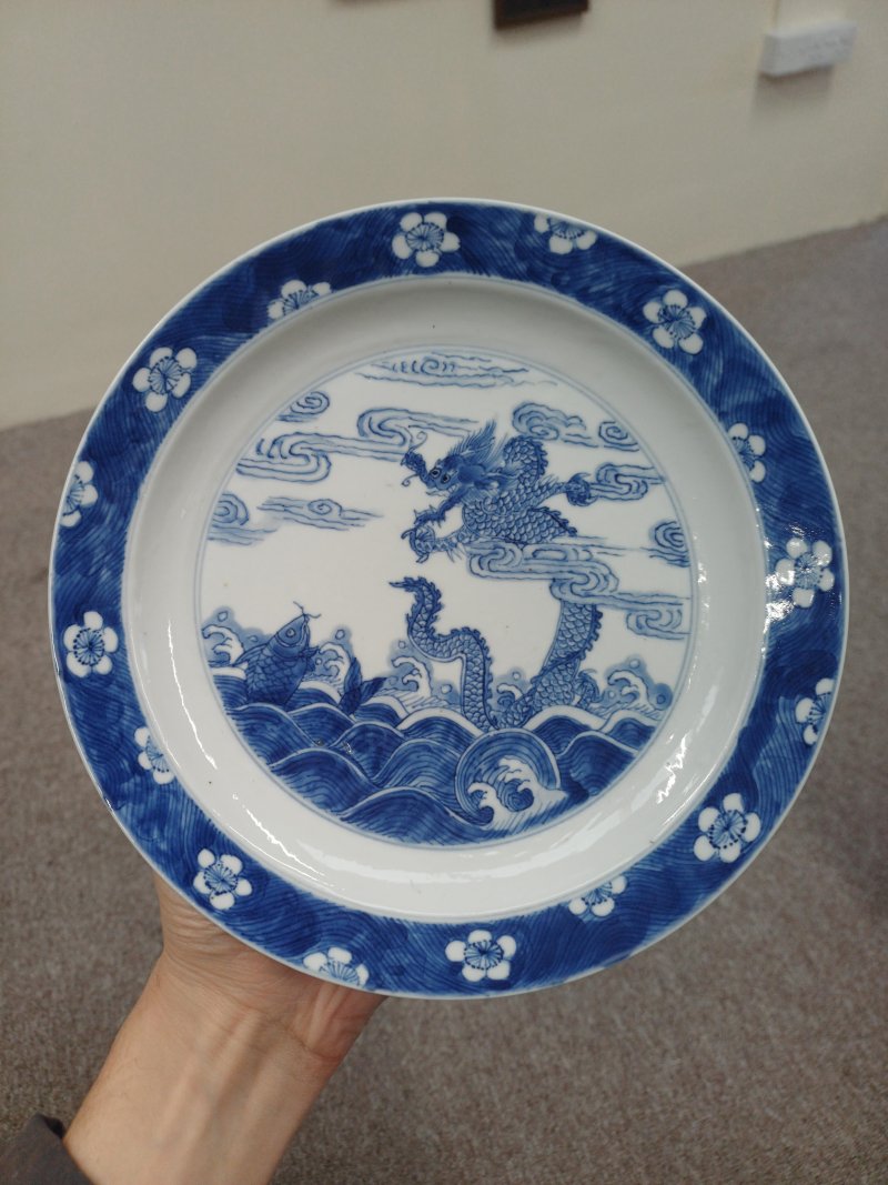 清康熙 青花龍鯉躍龍門圖盤 《大清康熙年製》款 | Santos Collection | A Chinese blue and white 'dragon and carp' dish, Qing dynasty, Kangxi mark and of the period - 图10
