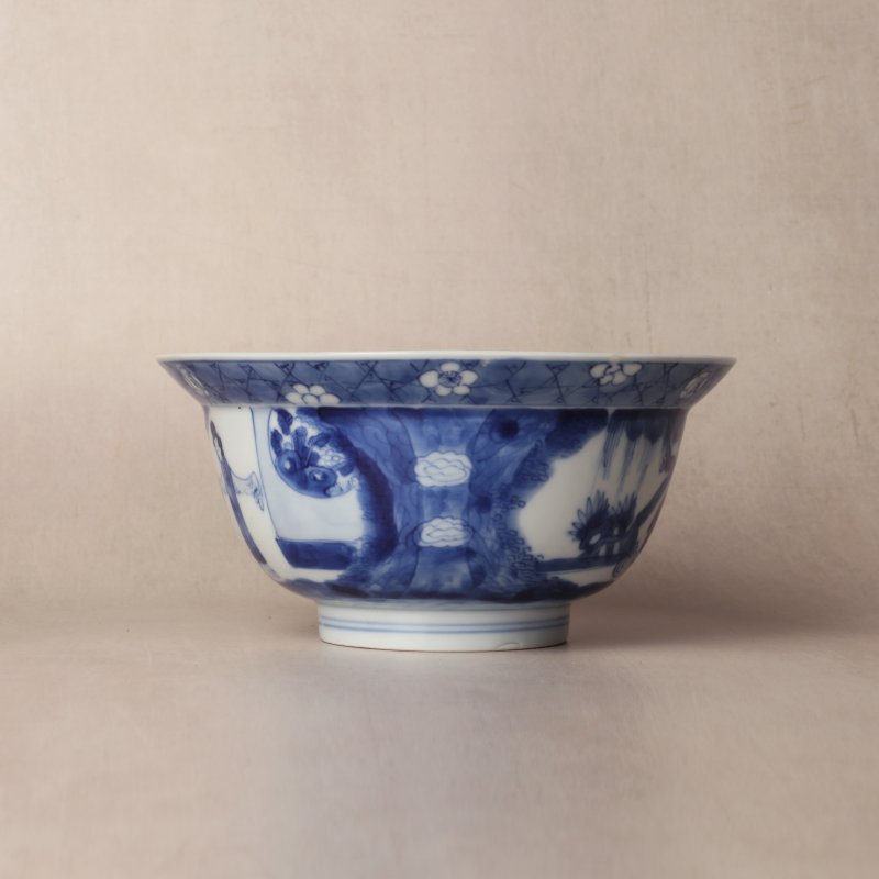 清康熙 青花仕女嬰戲圖折沿盌 《大清康熙年製》款 | Santos Collection | A Chinese blue and white klapmuts bowl, Qing dynasty, Kangxi mark and of the period - 图4