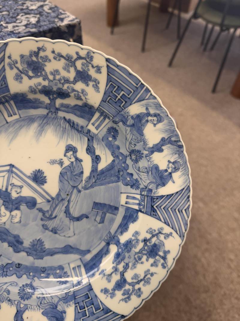 清康熙 青花嬰戲仕女圖盤 | Santos Collection | A Chinese blue and white 'figural' dish, Qing dynasty, Kangxi period - 图8