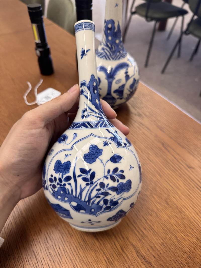 清康熙 青花花卉紋直頸瓶一對 | Santos Collection | A pair of Chinese blue and white bottle vases, Qing dynasty, Kangxi period - 图20