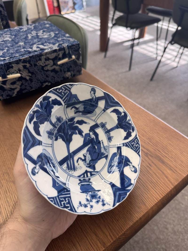 清康熙 青花長衣秀女圖盌一對 《大清康熙年製》款 | Santos Collection | A pair of Chinese blue and white 'Long Eliza' bowls, Qing dynasty, Kangxi mark and period - 图7