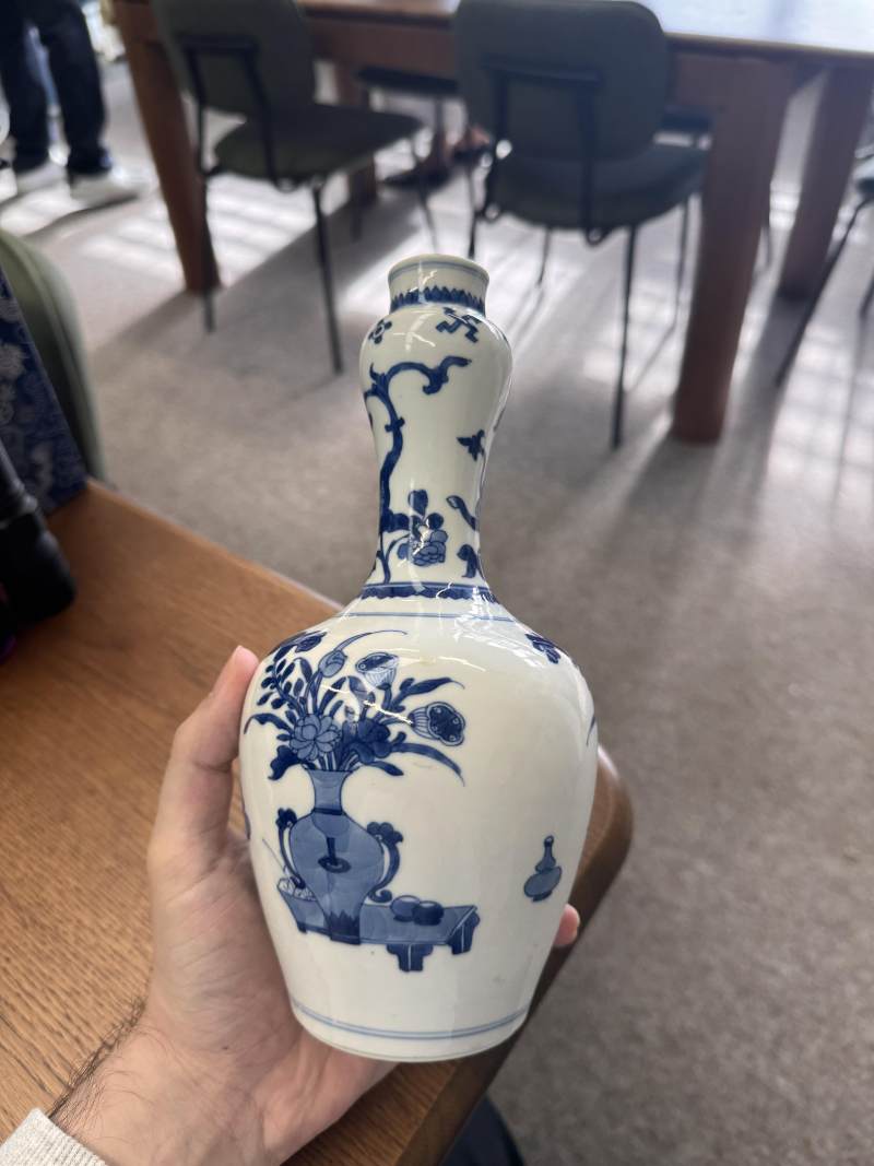 清康熙 青花花卉紋蒜頭瓶 | Santos Collection | A Chinese blue and white garlic-mouth vase, Qing dynasty, Kangxi period - 图2