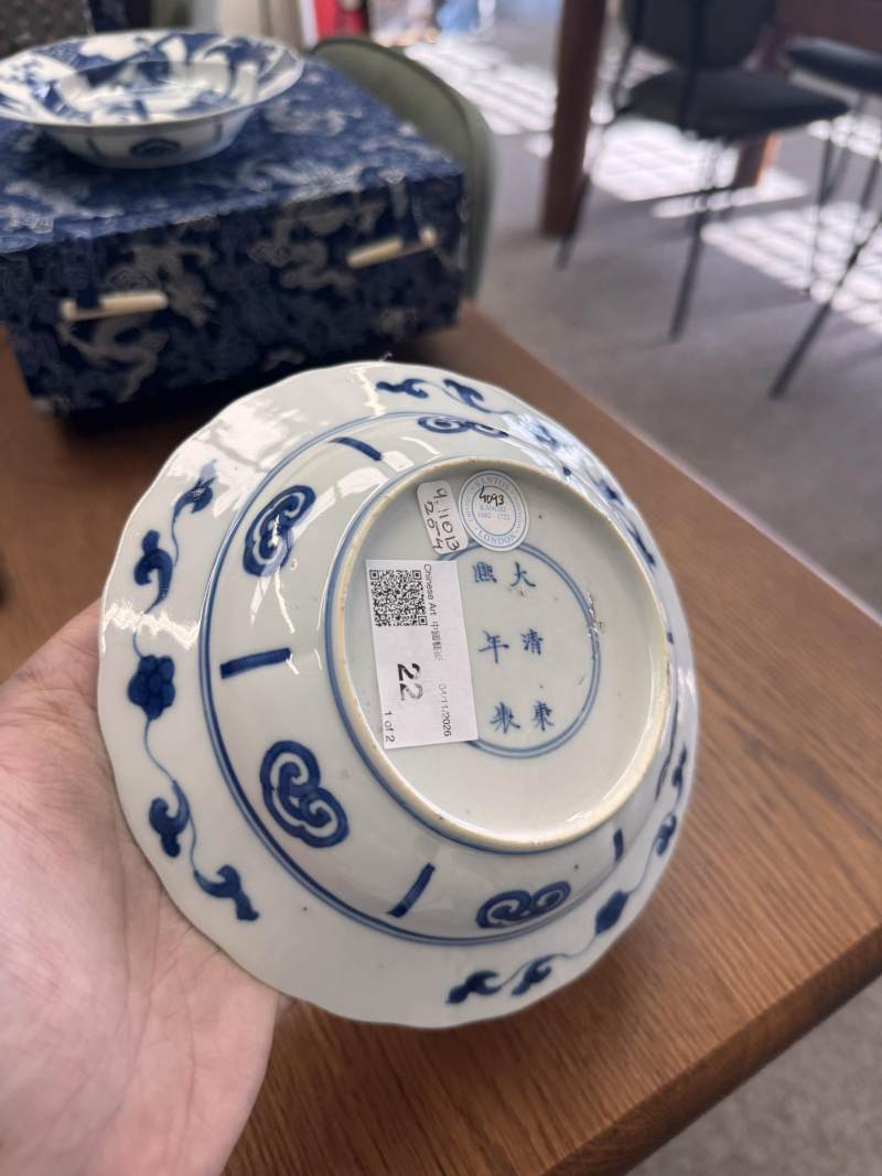 清康熙 青花長衣秀女圖盌一對 《大清康熙年製》款 | Santos Collection | A pair of Chinese blue and white 'Long Eliza' bowls, Qing dynasty, Kangxi mark and period - 图19