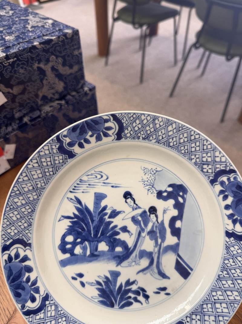 清康熙 青花仕女圖盤 《大清康熙年製》款 | Santos Collection | A Chinese blue and white 'ladies' dish, Qing dynasty, Kangxi mark and of the period - 图11