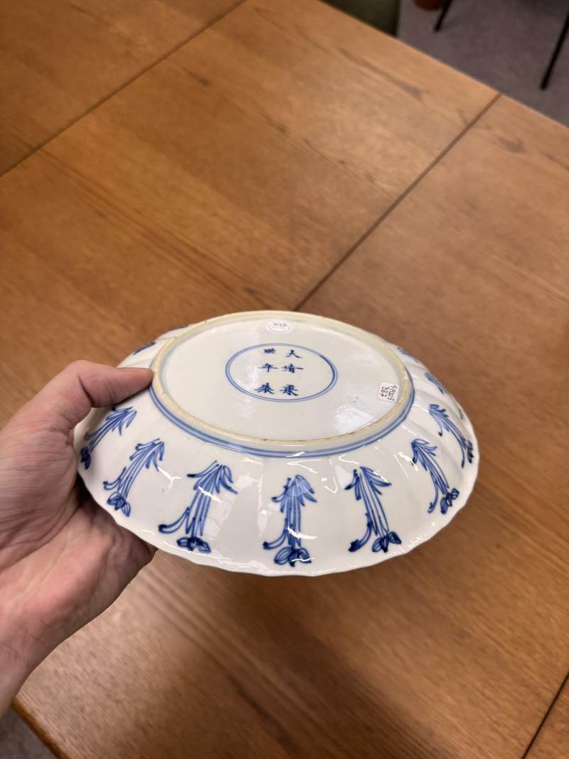 清康熙 青花人物故事圖盤 《大清康熙年製》款 | Santos Collection | A Chinese blue and white 'figural' dish, Qing dynasty, Kangxi period - 图10