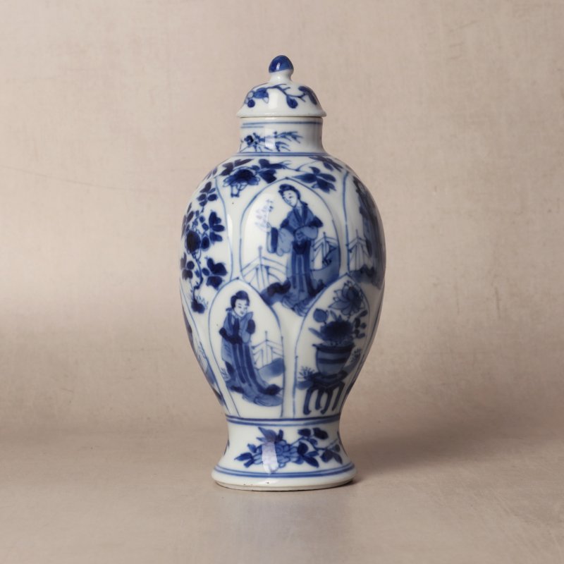 清康熙 青花仕女圖蓋罐 | Santos Collection | A Chinese blue and white 'ladies' jar and cover, Qing dynasty, Kangxi period
