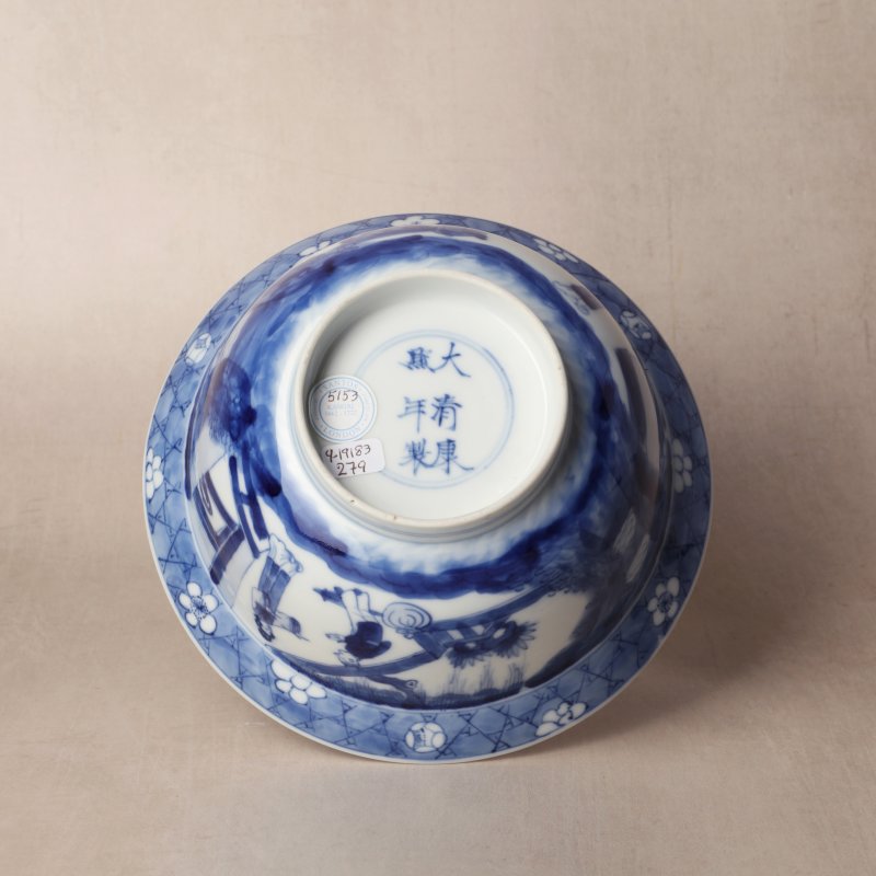 清康熙 青花仕女嬰戲圖折沿盌 《大清康熙年製》款 | Santos Collection | A Chinese blue and white klapmuts bowl, Qing dynasty, Kangxi mark and of the period - 图6