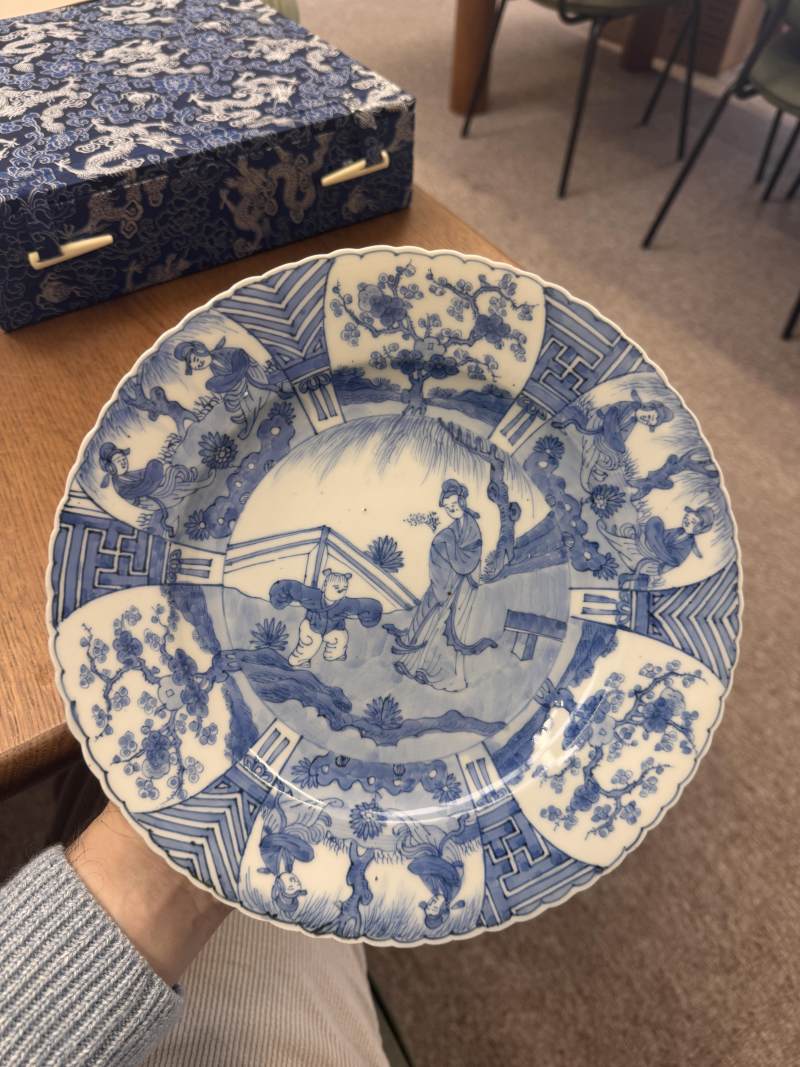 清康熙 青花嬰戲仕女圖盤 | Santos Collection | A Chinese blue and white 'figural' dish, Qing dynasty, Kangxi period - 图10