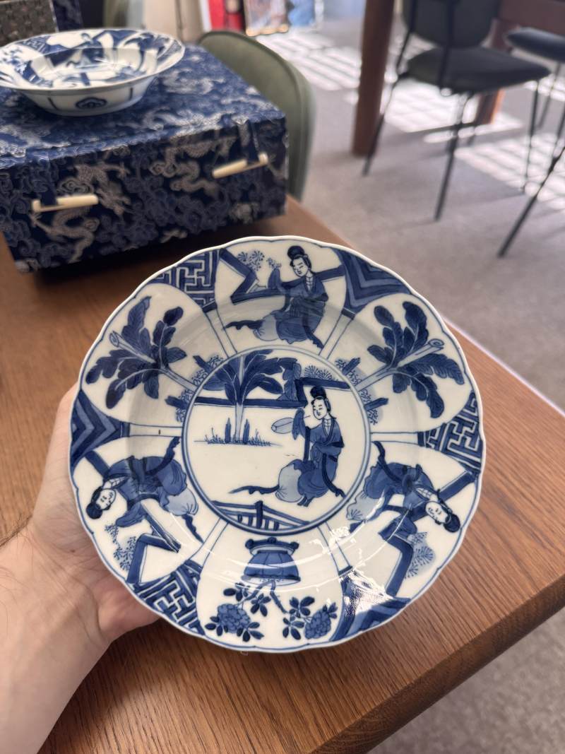 清康熙 青花長衣秀女圖盌一對 《大清康熙年製》款 | Santos Collection | A pair of Chinese blue and white 'Long Eliza' bowls, Qing dynasty, Kangxi mark and period - 图9