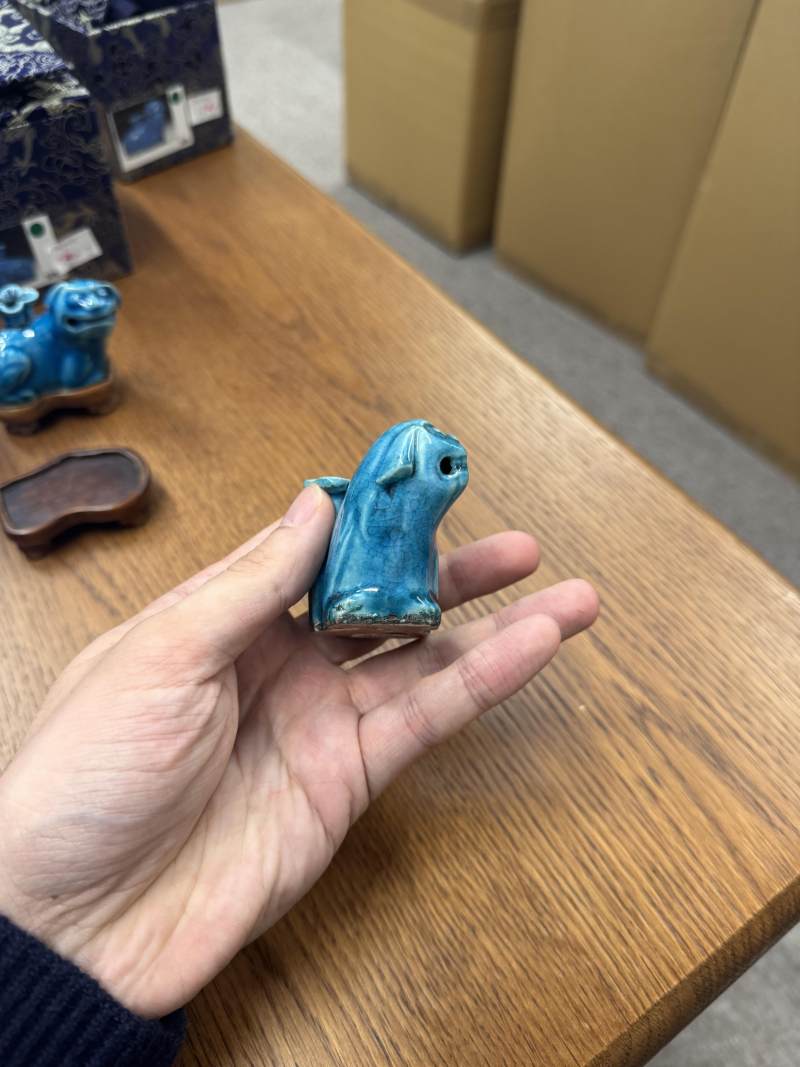 清康熙 松石綠釉太獅少獅像一對 | Santos Collection | Two Chinese monochrome turquoise-glazed 'Buddhist lion' figures, Qing dynasty, Kangxi period - 图2