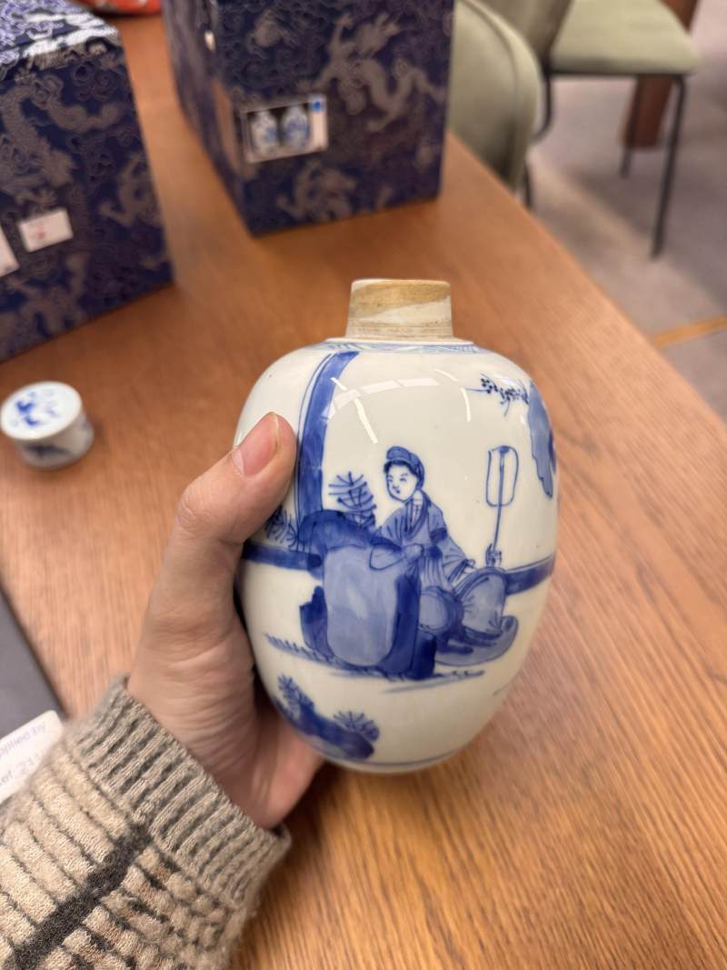 清康熙 青花仕女圖蓋罐一對 | Santos Collection | A pair of Chinese blue and white 'ladies' jars and covers, Qing dynasty, Kangxi period - 图37