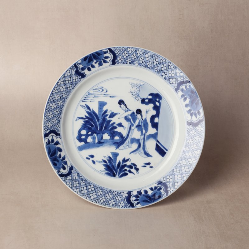 清康熙 青花仕女圖盤 《大清康熙年製》款 | Santos Collection | A Chinese blue and white 'ladies' dish, Qing dynasty, Kangxi mark and of the period - 图1