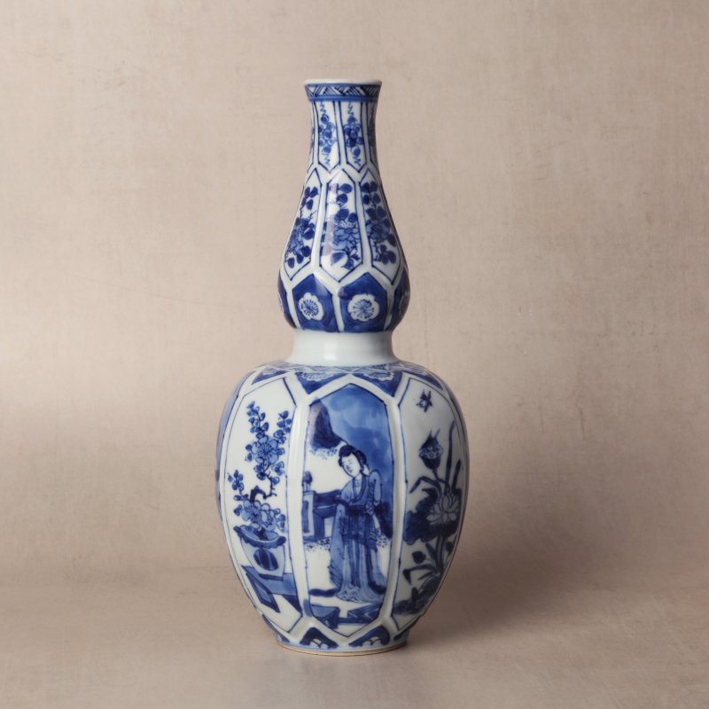 清康熙 青花仕女嬰戲圖瓶 | Santos Collection | A Chinese blue and white 'ladies and boy' vase, Qing dynasty, Kangxi period