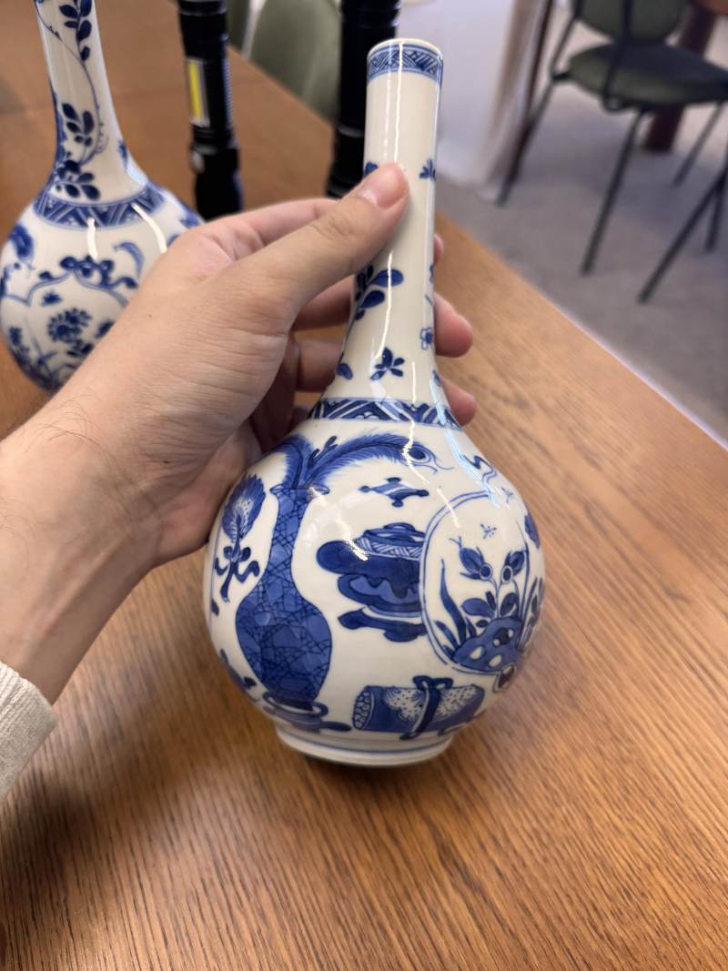清康熙 青花花卉紋直頸瓶一對 | Santos Collection | A pair of Chinese blue and white bottle vases, Qing dynasty, Kangxi period - 图2