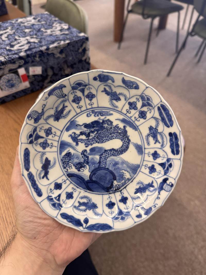 清康熙 青花躍龍紋盤一對 | Santos Collection | Two Chinese blue and white 'leaping dragon' dishes, Qing dynasty, Kangxi period - 图22