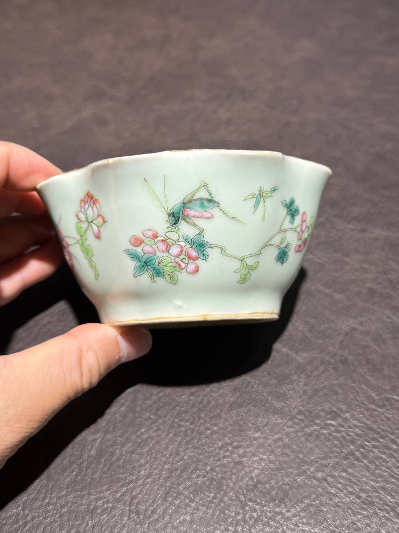 清光绪 青地粉彩花卉花口杯 - 图2