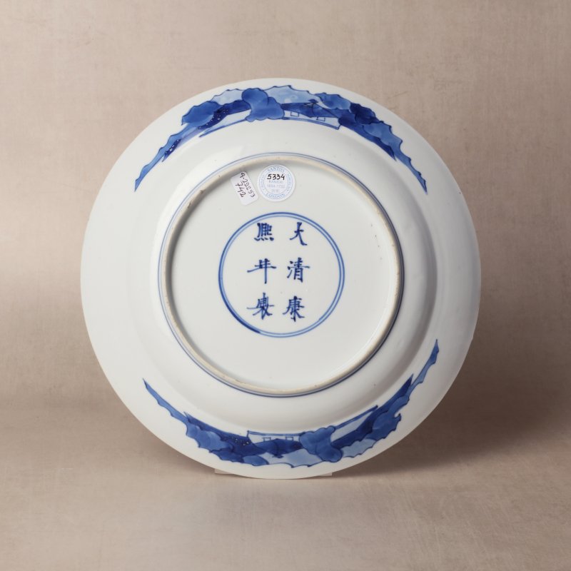 清康熙 青花仕女圖盤一對 《大清康熙年製》款 | Santos Collection | A pair of Chinese blue and white 'ladies' dishes, Qing dynasty, Kangxi mark and of the period - 图15