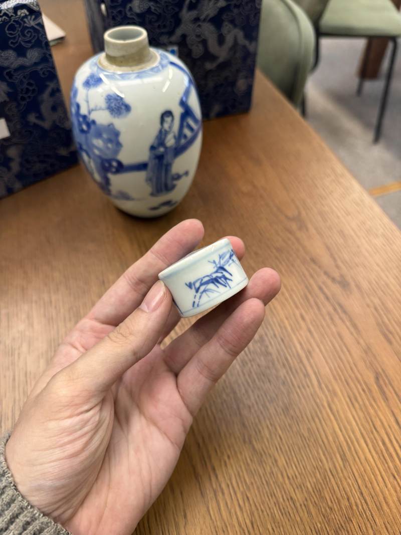 清康熙 青花仕女圖蓋罐一對 | Santos Collection | A pair of Chinese blue and white 'ladies' jars and covers, Qing dynasty, Kangxi period - 图26