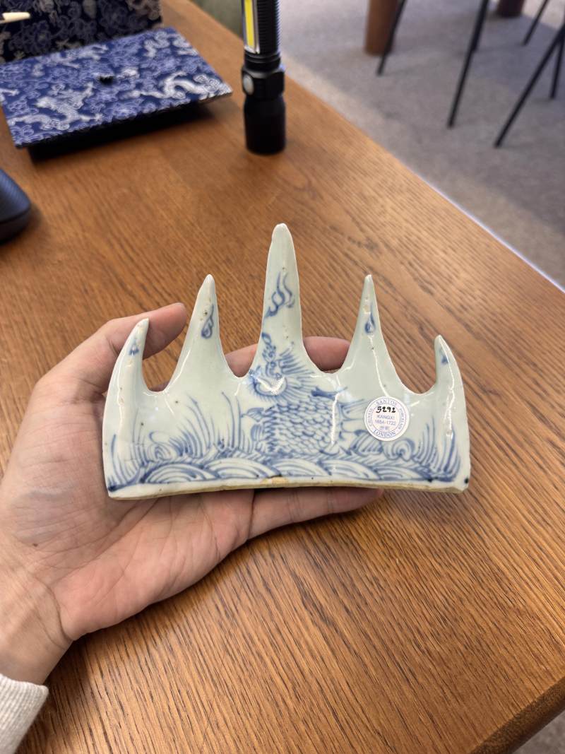 清康熙 青花花卉紋山形筆擱 | Santos Collection | A Chinese blue and white 'mountain' brush rest, Qing dynasty, Kangxi period - 图7