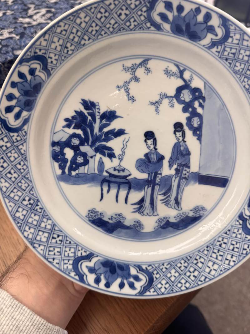 清康熙 青花仕女圖盤一對 《大清康熙年製》款 | Santos Collection | A pair of Chinese blue and white 'ladies' dishes, Qing dynasty, Kangxi mark and of the period - 图5