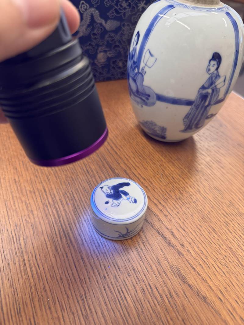 清康熙 青花仕女圖蓋罐一對 | Santos Collection | A pair of Chinese blue and white 'ladies' jars and covers, Qing dynasty, Kangxi period - 图16