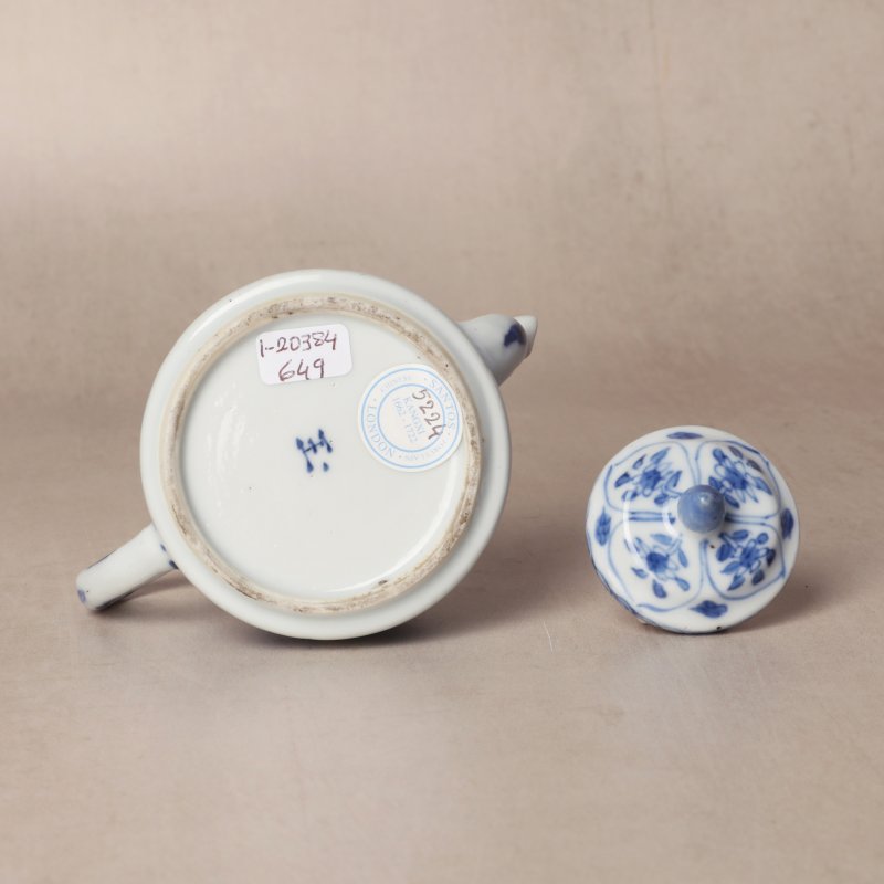 清康熙 青花花卉紋小茶蓋壺 《玉》款 | Santos Collection | A small Chinese blue and white 'blossoms' teapot and cover, Qing dynasty, Kangxi period - 图12