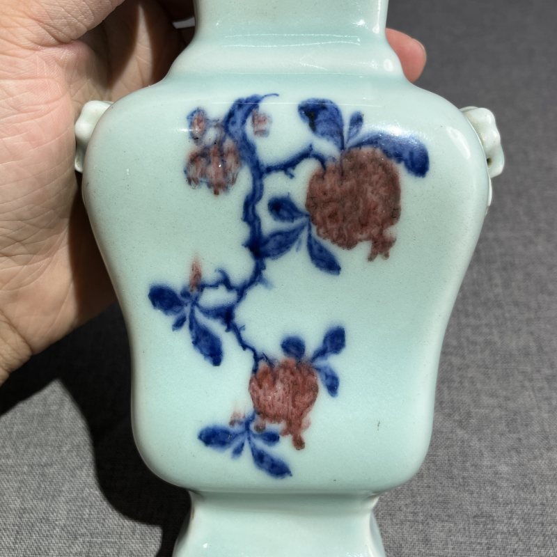 清乾隆粉青青花釉里红折枝花卉纹方瓶 - 图7