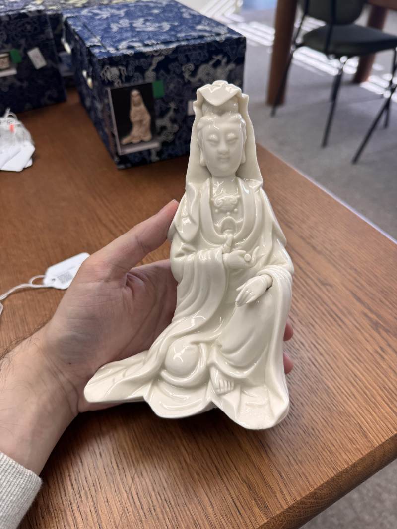 清十八世紀 德化白釉觀音坐像 | Santos Collection | A Chinese dehua figure of Guanyin, Qing dynasty, 18th century - 图12