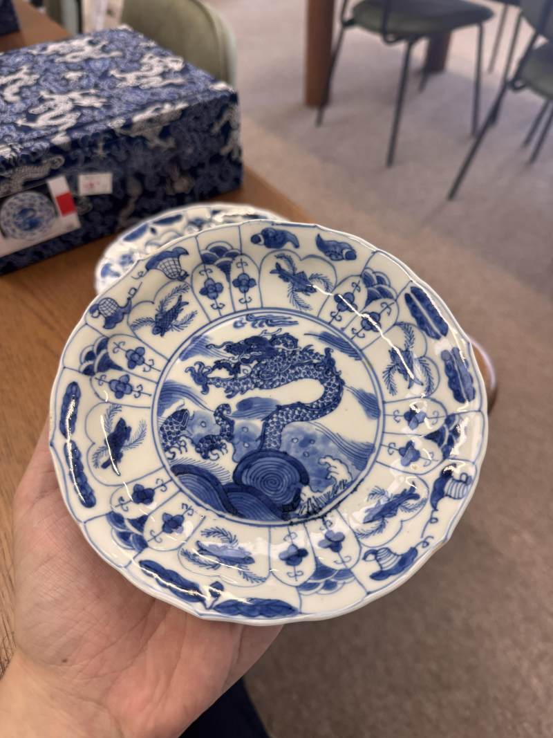 清康熙 青花躍龍紋盤一對 | Santos Collection | Two Chinese blue and white 'leaping dragon' dishes, Qing dynasty, Kangxi period - 图2