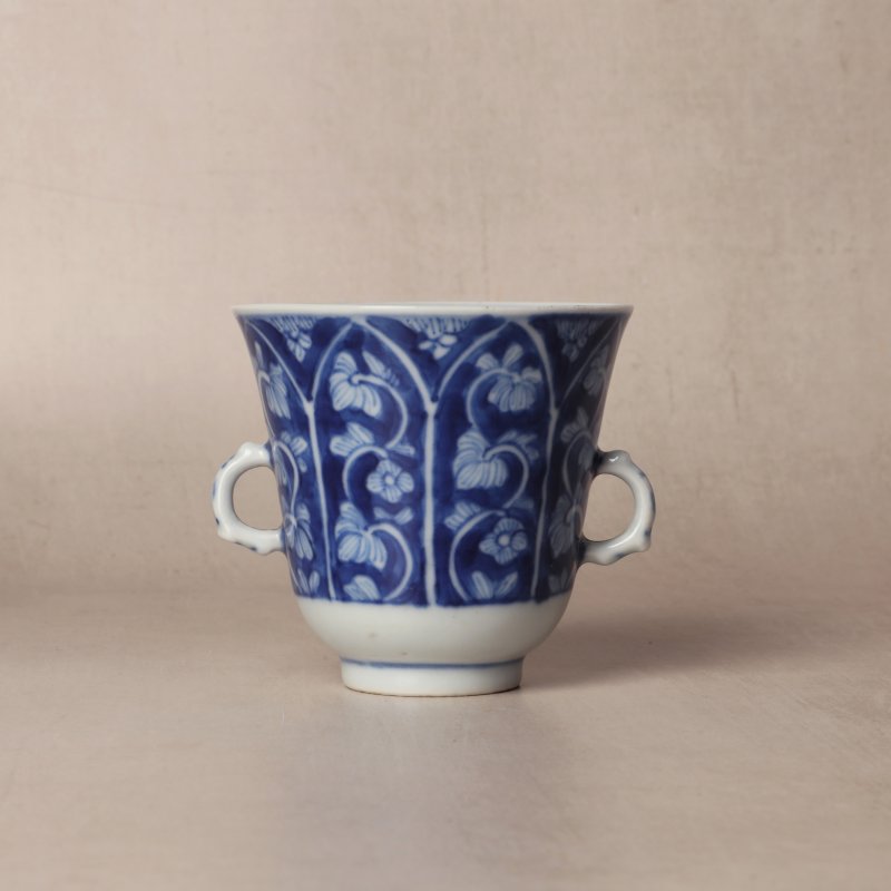 清康熙 青花花卉紋雙耳盃 | Santos Collection | A Chinese blue and white chocolate cup, Qing dynasty, Kangxi period - 图12