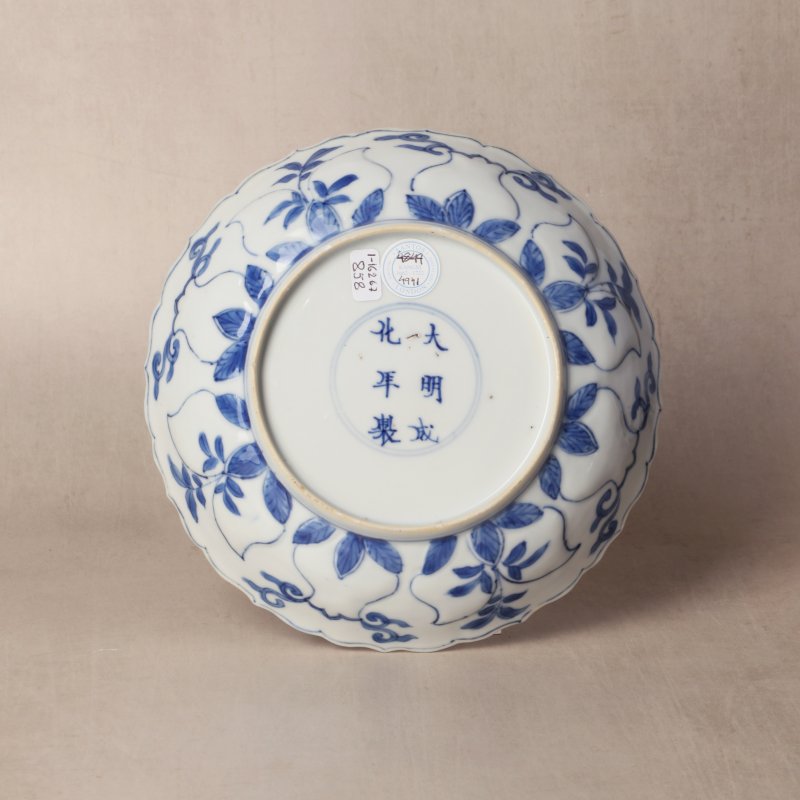 清康熙 青花模印仕女圖盤一對 《大明成化年製》款 | Santos Collection | A pair of Chinese blue and white moulded 'ladies' dishes, Qing dynasty, Kangxi period - 图14