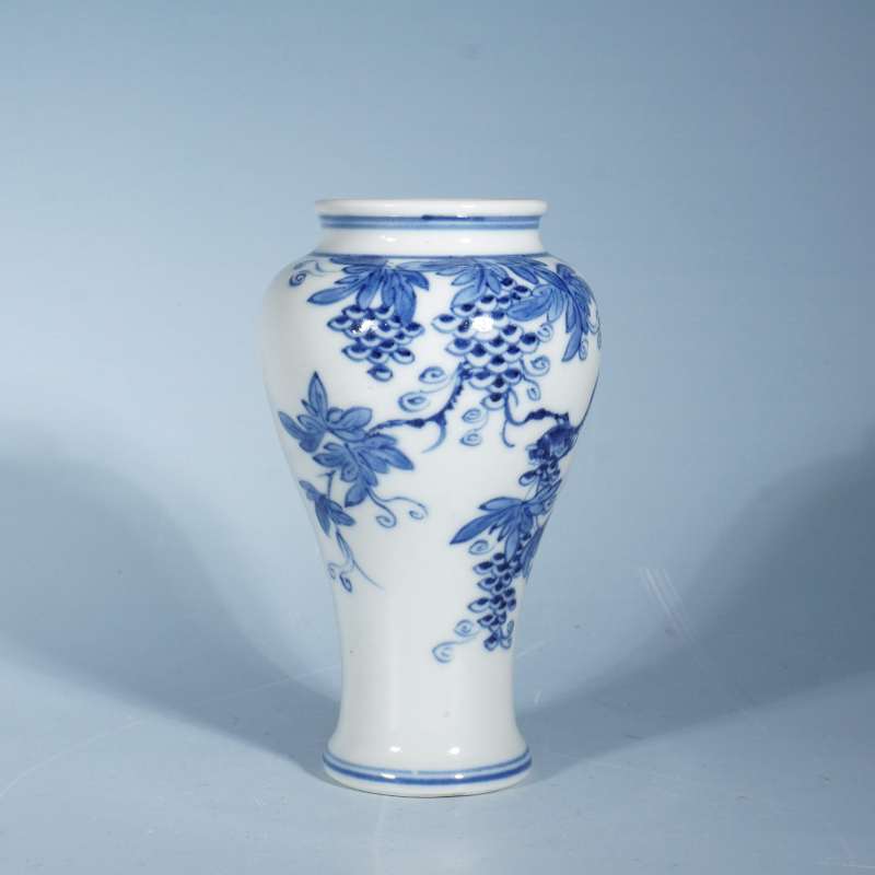 清乾隆青花松鼠葡萄纹广口瓶