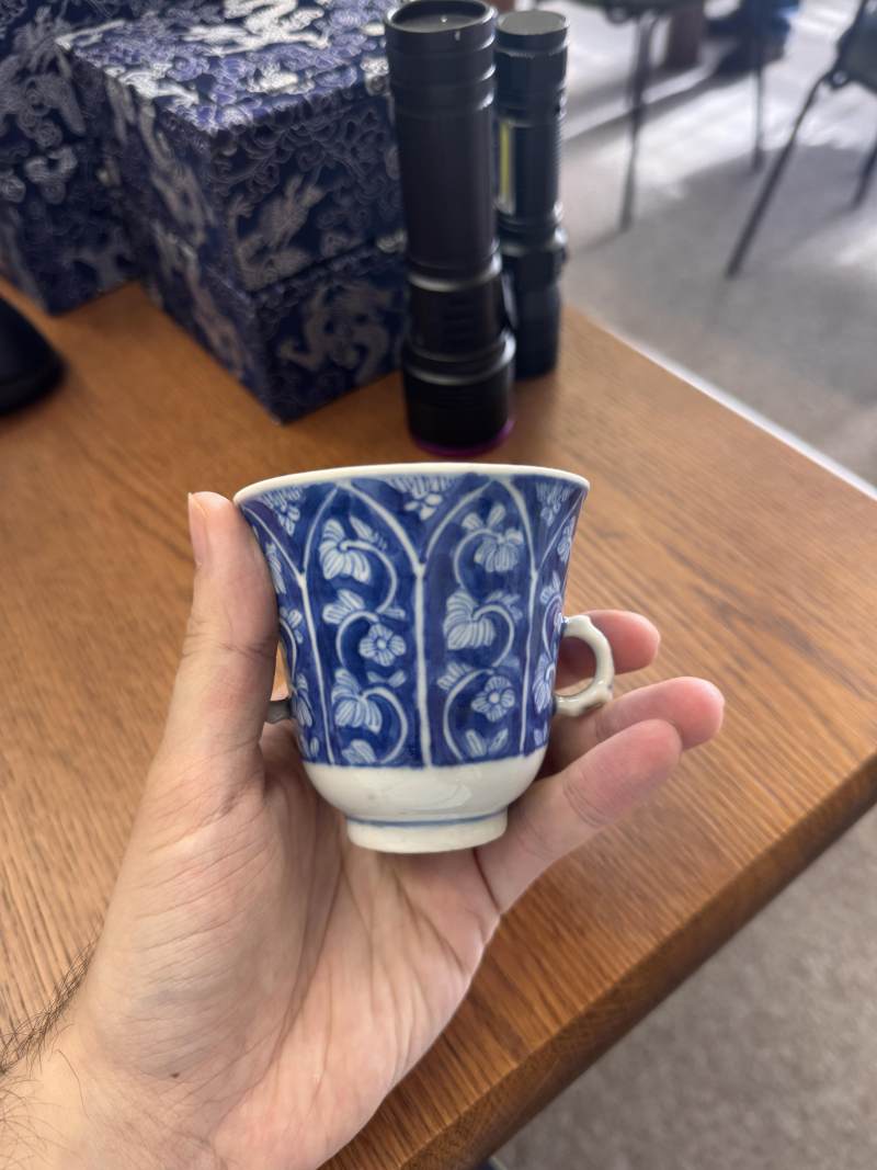 清康熙 青花花卉紋雙耳盃 | Santos Collection | A Chinese blue and white chocolate cup, Qing dynasty, Kangxi period - 图2