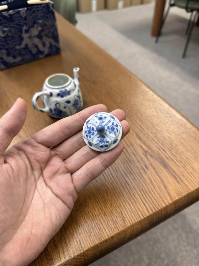 清康熙 青花花卉紋小茶蓋壺 《玉》款 | Santos Collection | A small Chinese blue and white 'blossoms' teapot and cover, Qing dynasty, Kangxi period - 图2