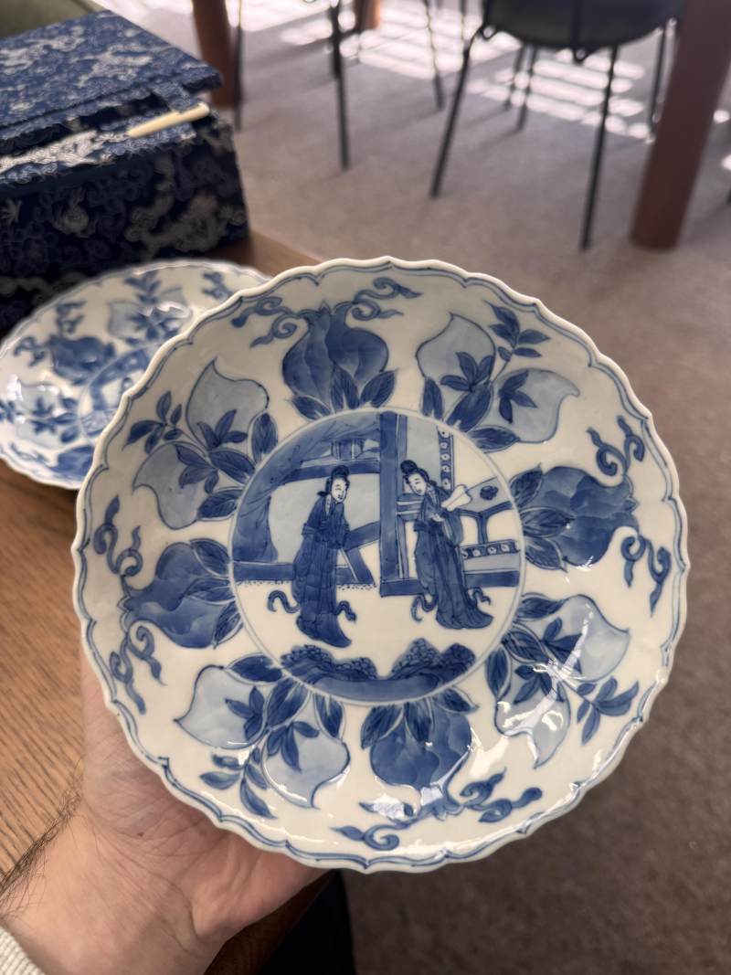 清康熙 青花模印仕女圖盤一對 《大明成化年製》款 | Santos Collection | A pair of Chinese blue and white moulded 'ladies' dishes, Qing dynasty, Kangxi period - 图4