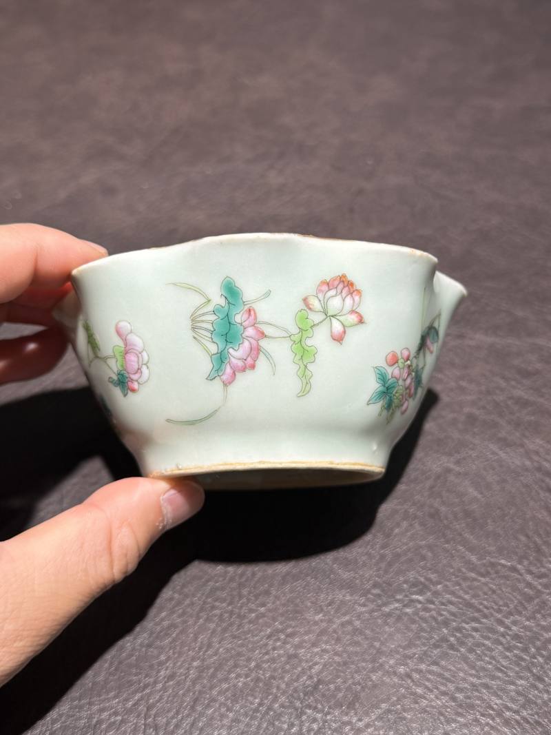 清光绪 青地粉彩花卉花口杯 - 图3