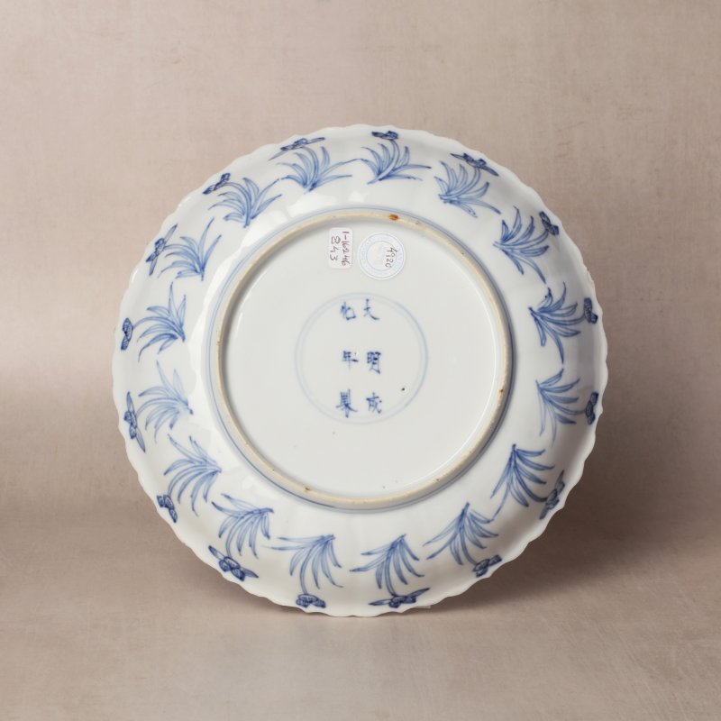 清康熙 青花狩獵圖盤 《大明成化年製》款 | Santos Collection | A Chinese blue and white 'hunting scene' dish, Qing dynasty, Kangxi period - 图5